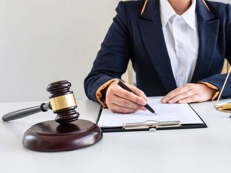 上海离婚纠纷律师解析：离婚女方给付小孩生活费的考量因素与标准
